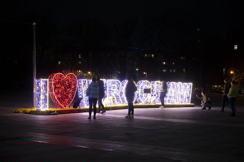 Napis "I love Wrocław" przed Dworcem Gł&oacute;wnym. Świąteczne iluminacje we Wrocławiu